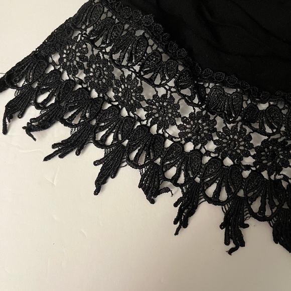 Black crop halter top - Picture 3 of 3